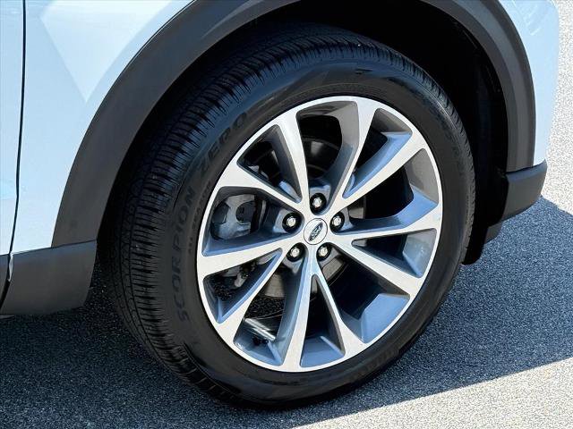 Certified 2025 Ford Explorer Platinum w/ Ultimate Package AWD/4WD image 9
