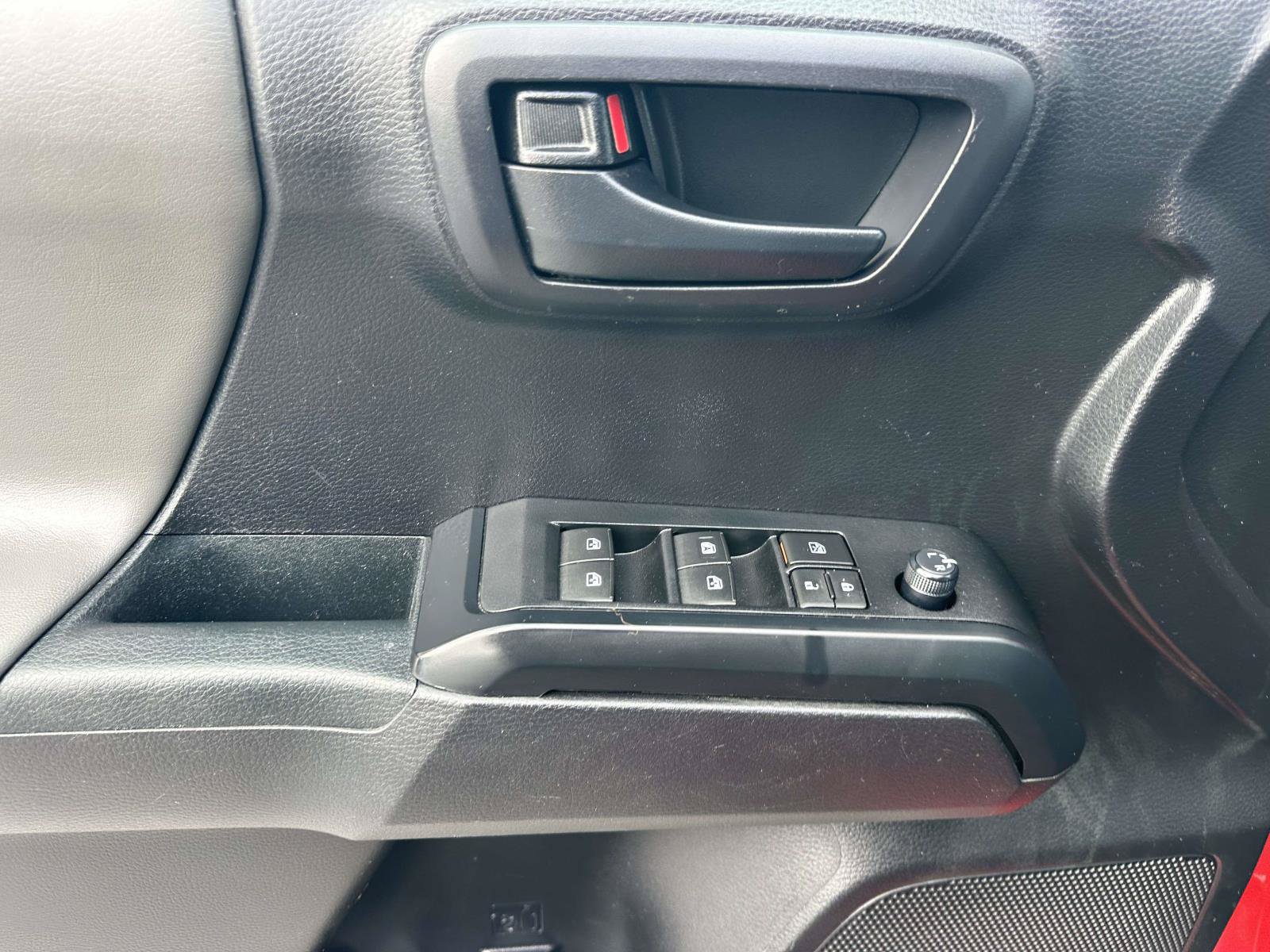 Used 2020 Toyota Tacoma SR w/ SR Convenience Package RWD image 18