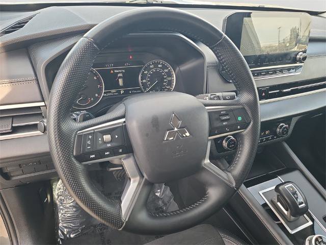 Used 2024 Mitsubishi Outlander SE image 16
