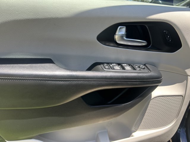 Used 2020 Chrysler Pacifica Limited w/ Advanced Safetytec Group FWD image 19