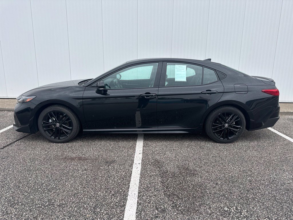 Used 2025 Toyota Camry SE FWD image 3