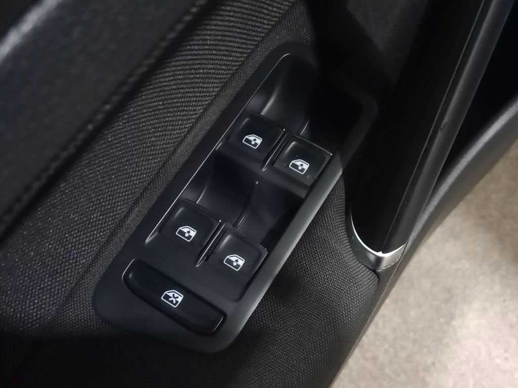 Used 2017 Volkswagen Golf S image 20