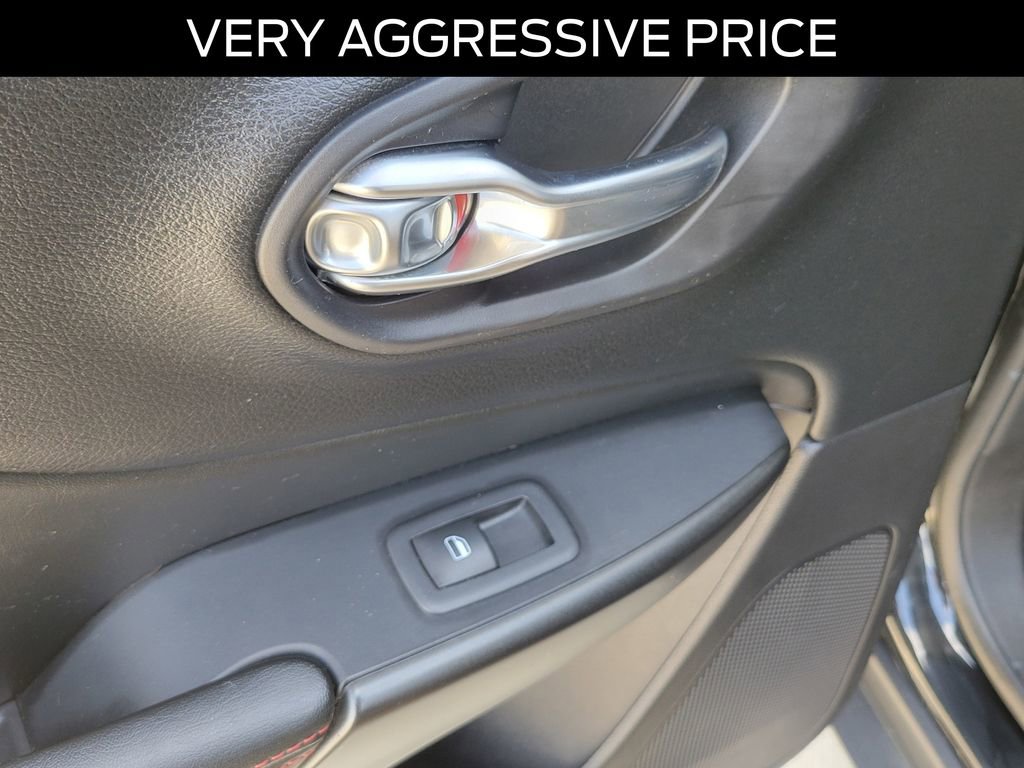 Used 2019 Jeep Cherokee Trailhawk image 15