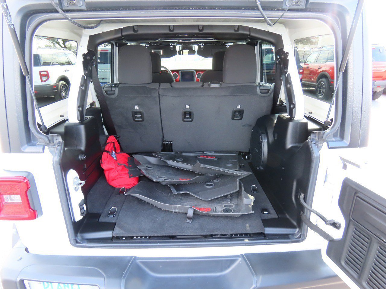 Used 2023 Jeep Wrangler Unlimited Rubicon w/ Steel Bumper Group image 16