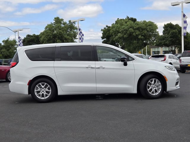Used 2024 Chrysler Pacifica Touring-L FWD image 3