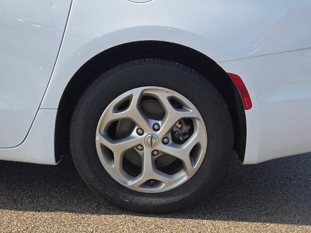 Used 2024 Chrysler Pacifica Limited FWD image 16