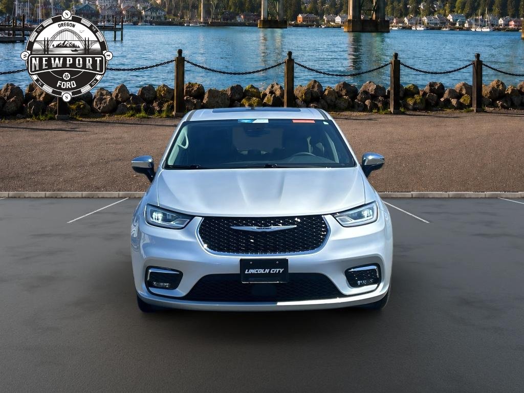 Used 2023 Chrysler Pacifica Limited w/ Uconnect Theater Family Group FWD image 2