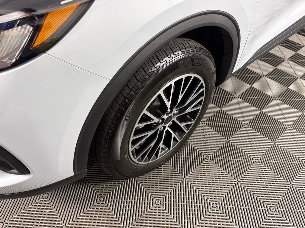 Certified 2025 Ford Escape SE FWD image 10