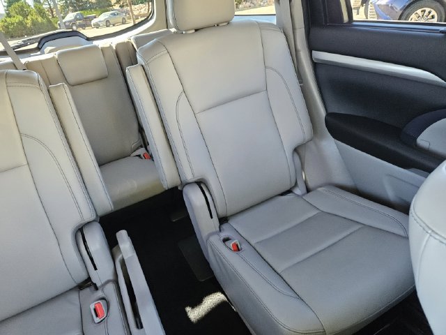 Used 2019 Toyota Highlander XLE AWD/4WD image 16
