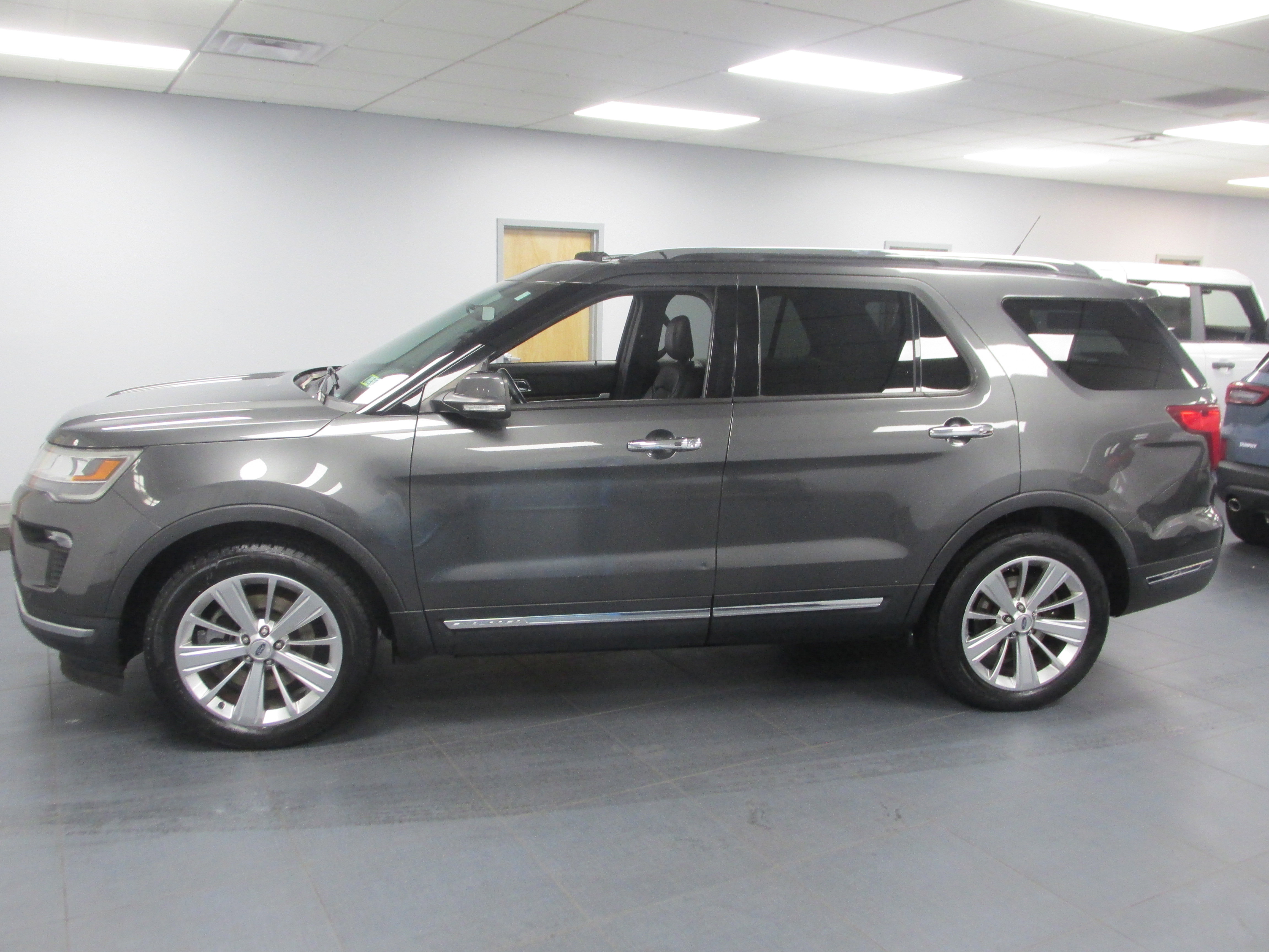 Certified 2019 Ford Explorer Limited w/ Class III Trailer Tow Package image 6