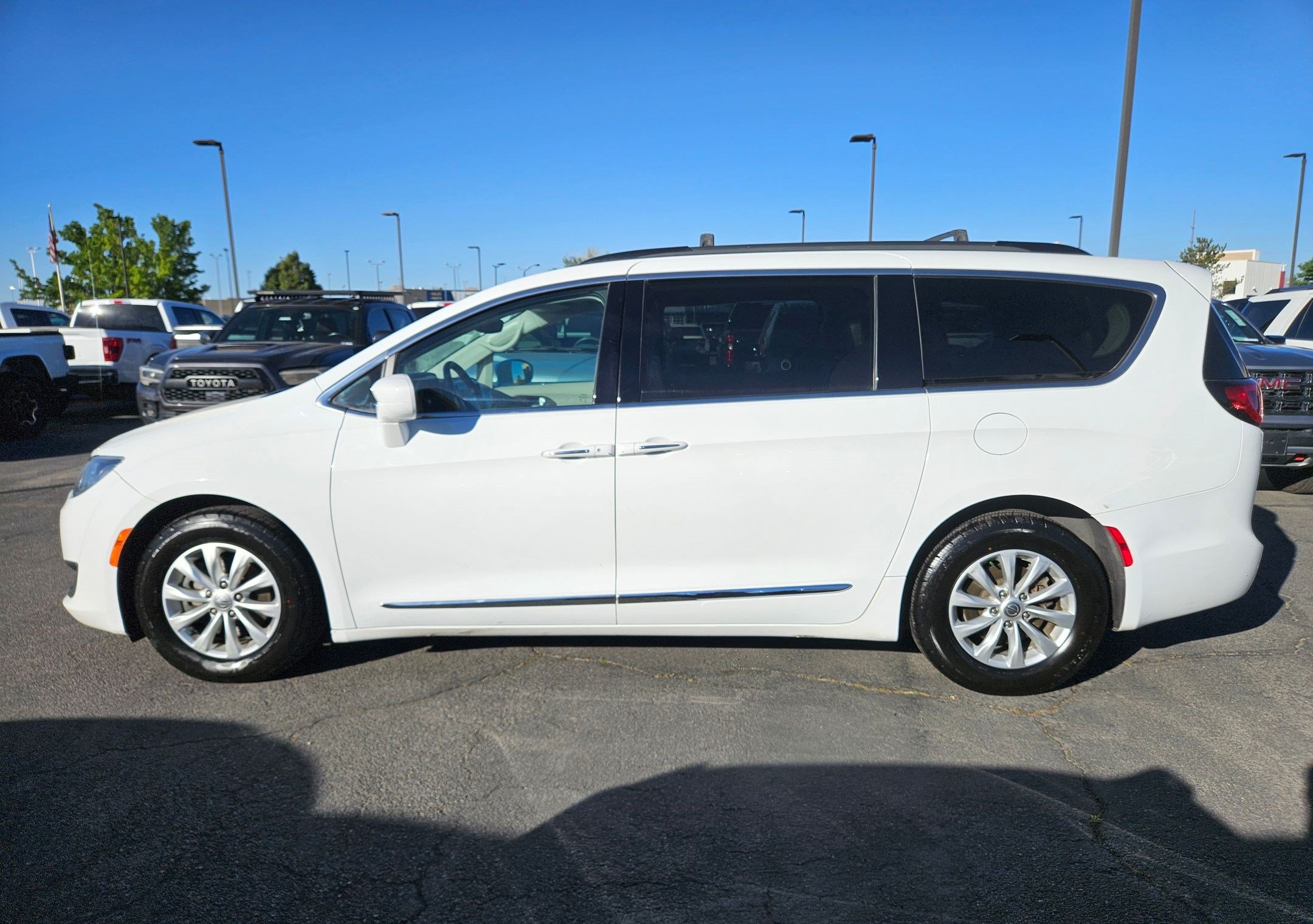 Used 2017 Chrysler Pacifica Touring-L FWD image 9