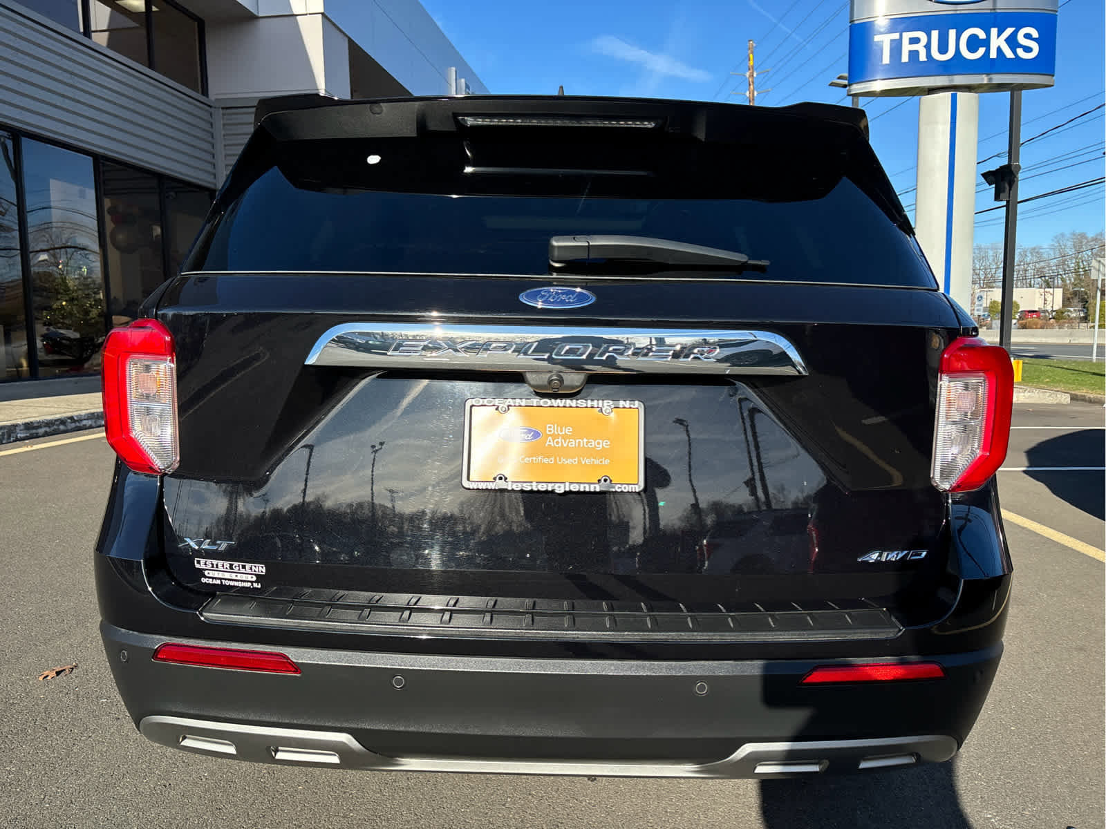 Certified 2022 Ford Explorer XLT w/ Equipment Group 202A image 4