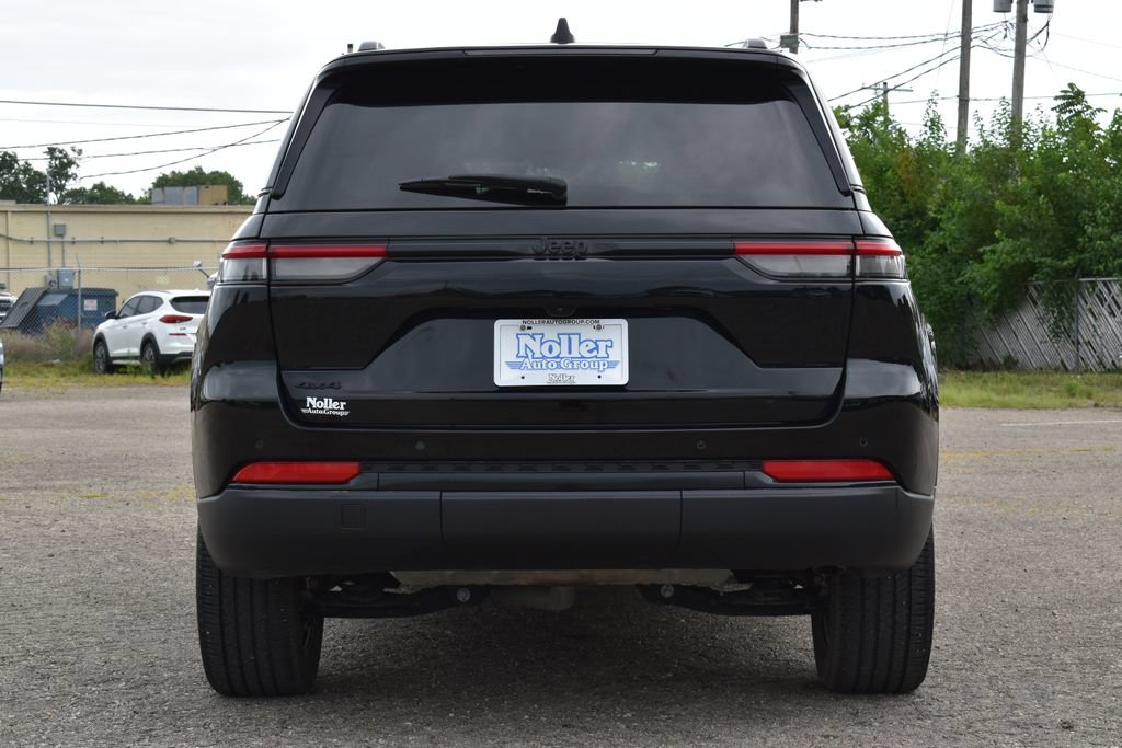 Used 2023 Jeep Grand Cherokee Altitude AWD/4WD image 8