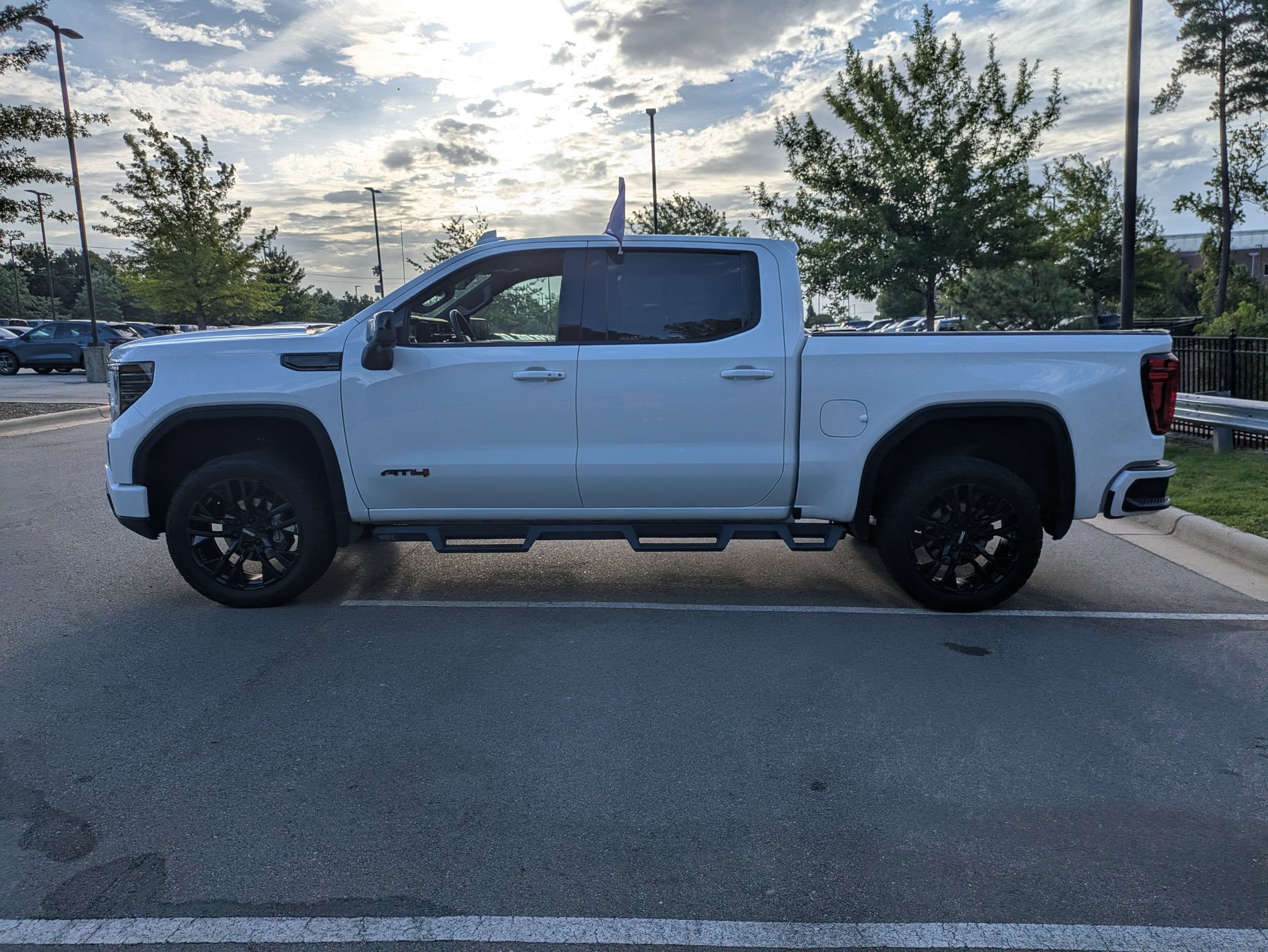 Used 2023 GMC Sierra 1500 AT4 w/ AT4 Preferred Package AWD/4WD image 7