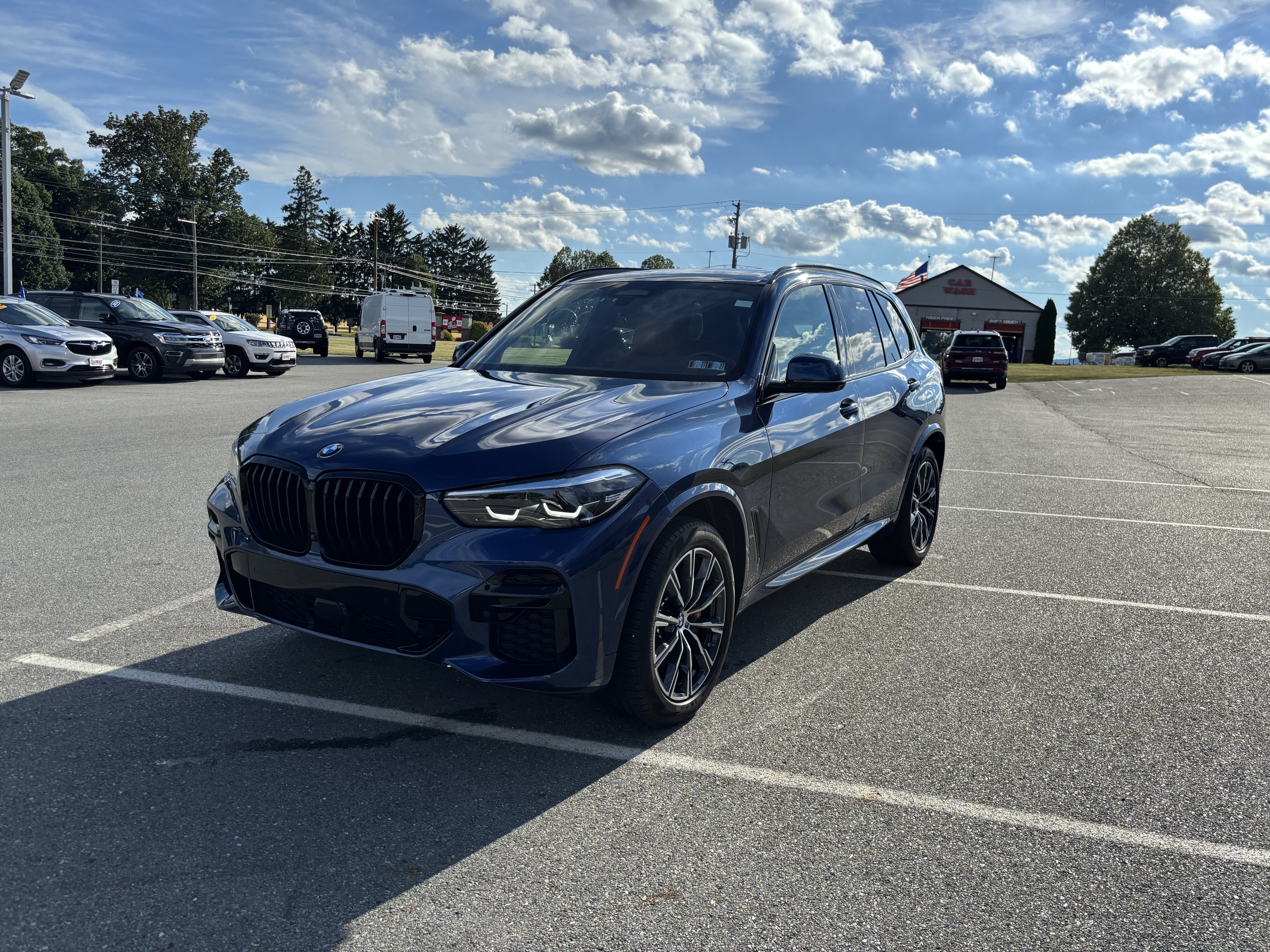 Used 2022 BMW X5 xDrive40i w/ M Sport Package AWD/4WD image 3