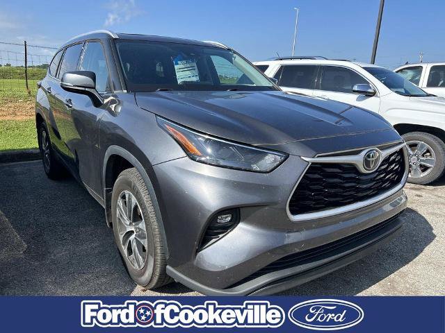 Used 2022 Toyota Highlander XLE AWD/4WD image 2