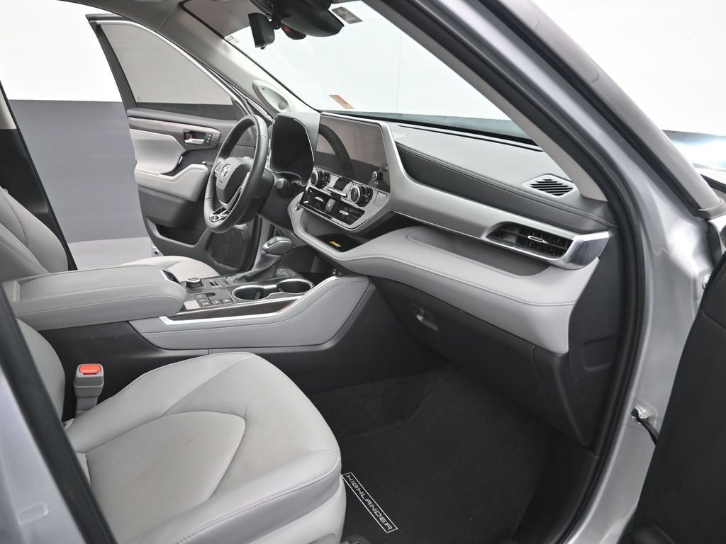 Used 2024 Toyota Highlander Platinum image 16