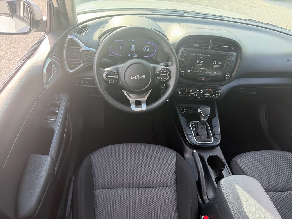 Used 2025 Kia Soul LX w/ LX Technology Package FWD image 13