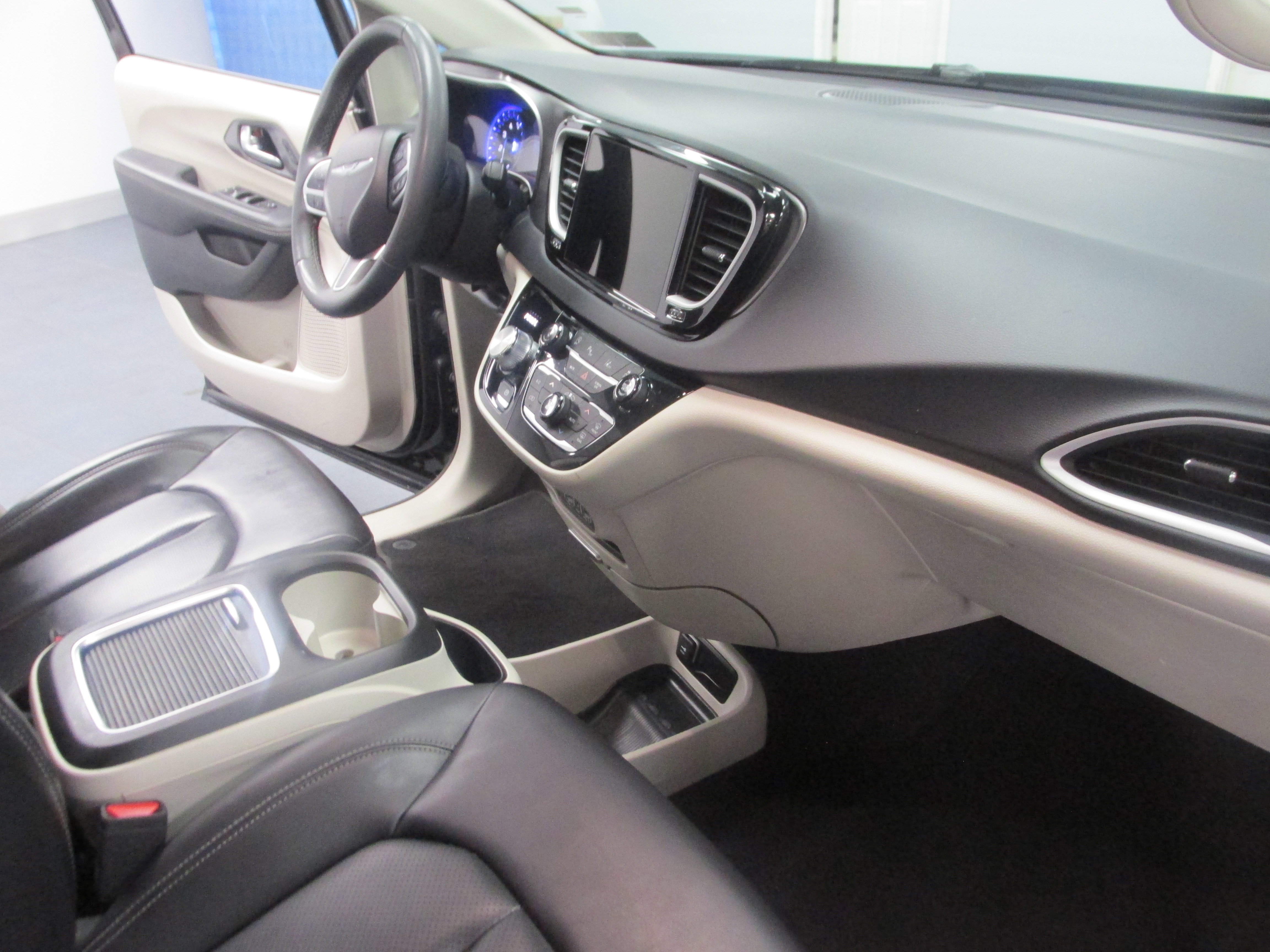 Used 2023 Chrysler Pacifica Touring-L FWD image 22