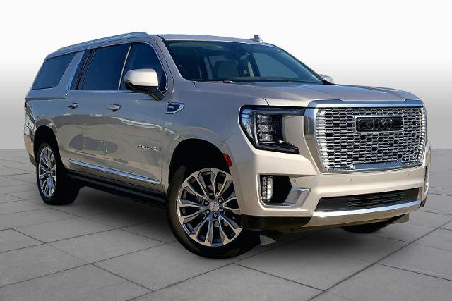 Used 2022 GMC Yukon XL Denali w/ Denali Premium Package RWD image 3
