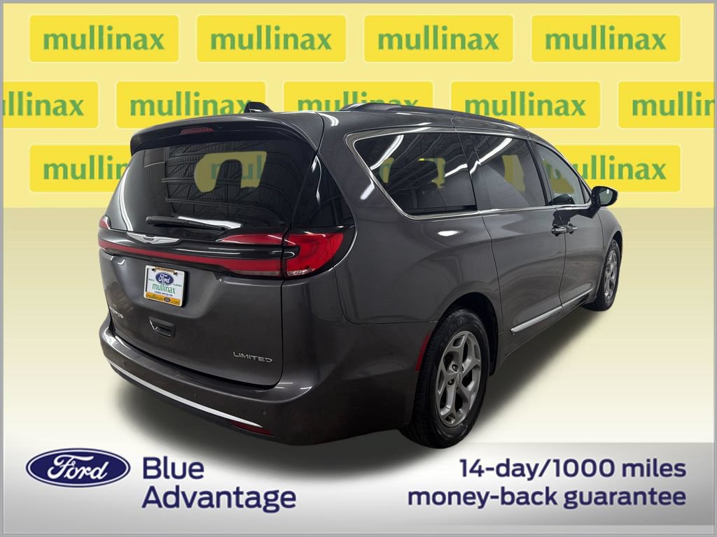 Used 2023 Chrysler Pacifica Limited FWD image 3