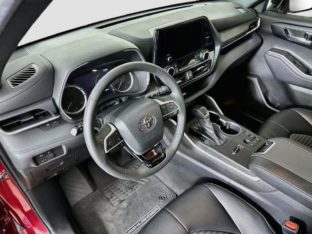 Used 2023 Toyota Highlander XSE FWD image 2
