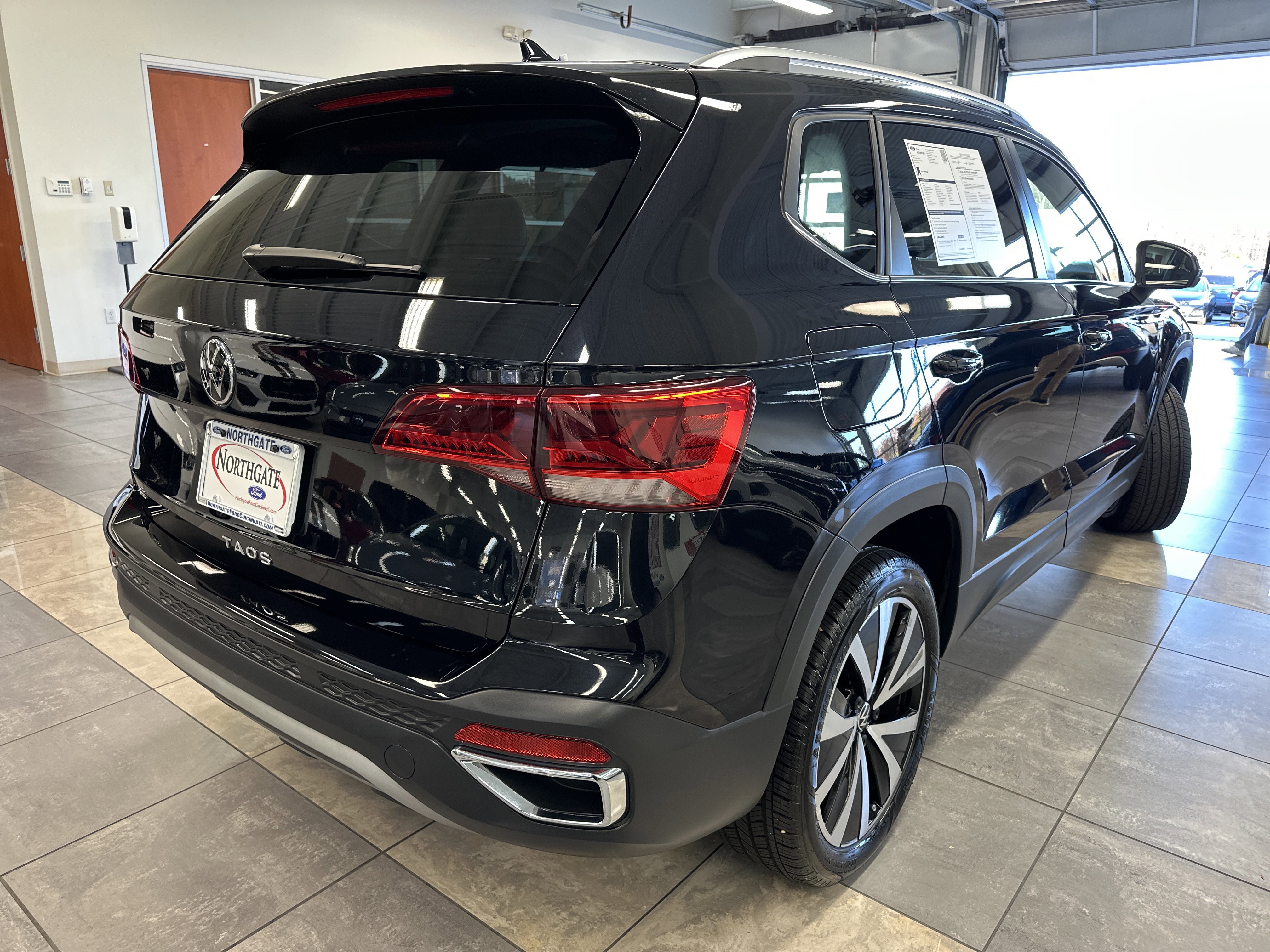 Used 2024 Volkswagen Taos SE image 5