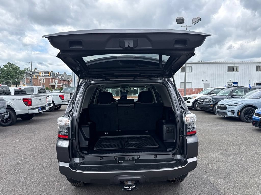 Used 2018 Toyota 4Runner SR5 AWD/4WD image 10