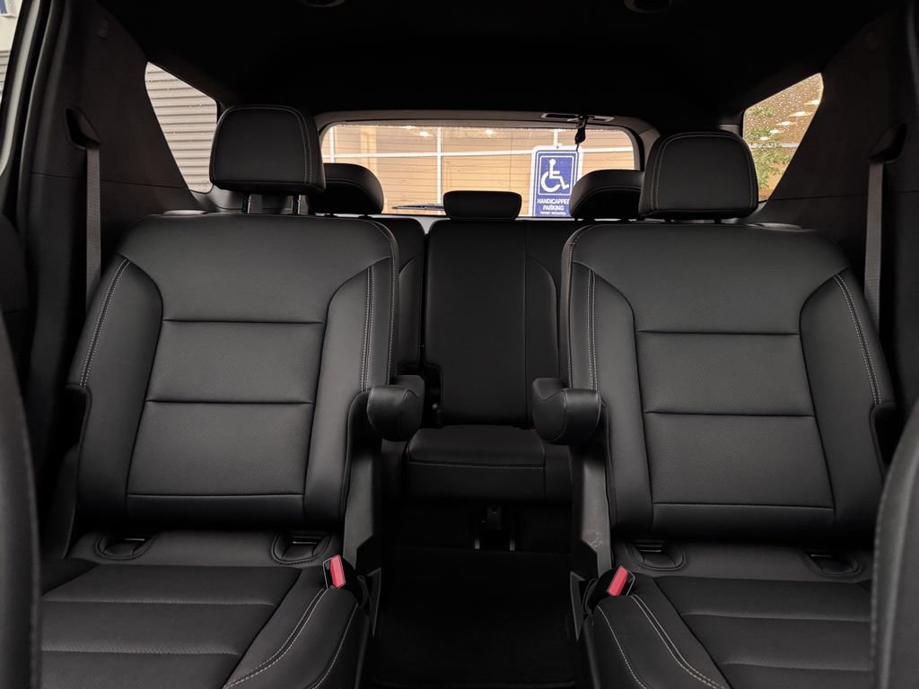 Used 2025 Chevrolet Traverse LT image 27
