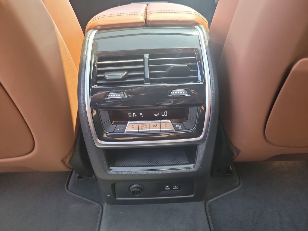 Used 2024 BMW X7 xDrive40i w/ M Sport Package AWD/4WD image 17