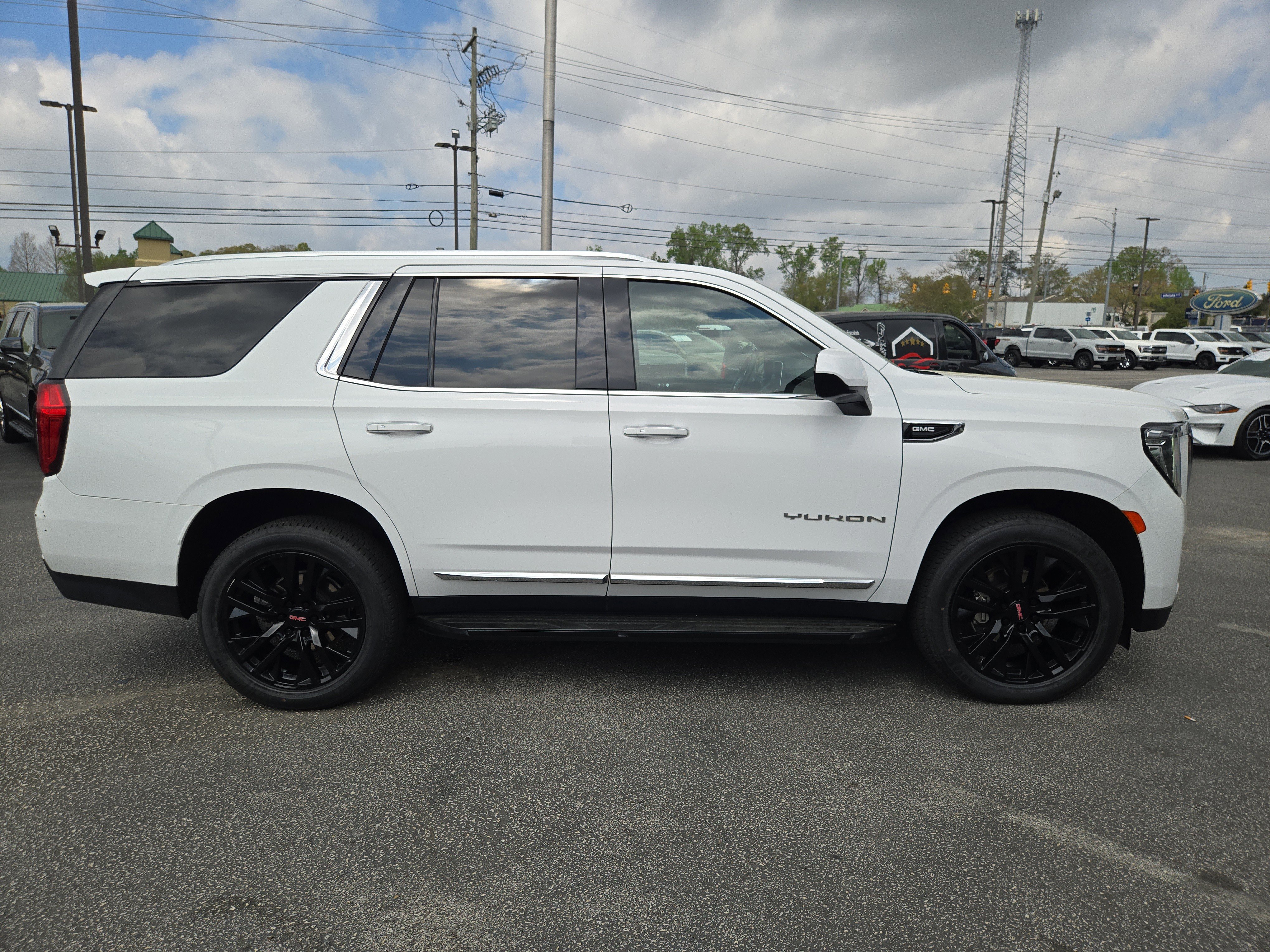 Used 2023 GMC Yukon SLT image 3