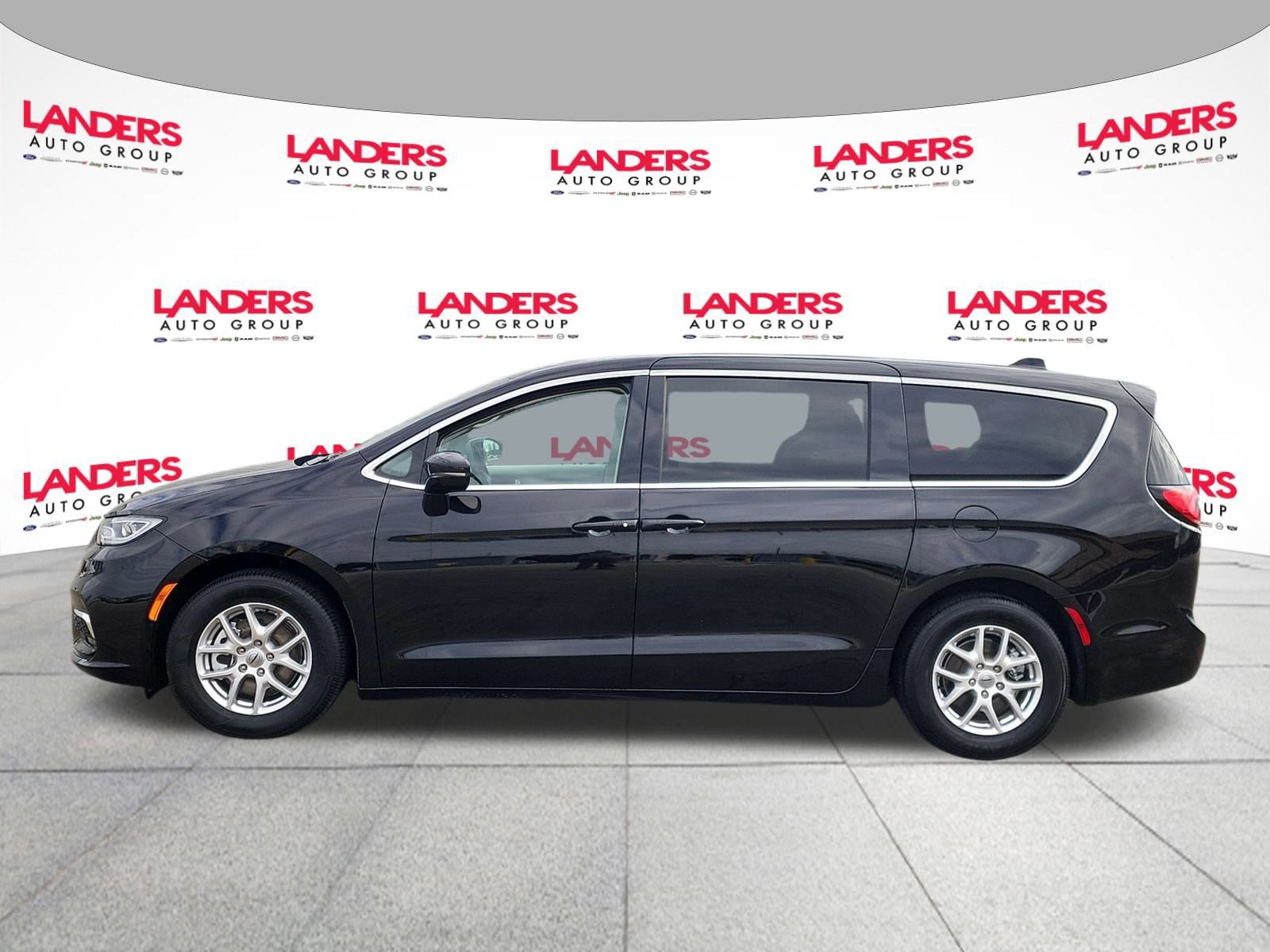 Used 2024 Chrysler Pacifica Touring-L image 2