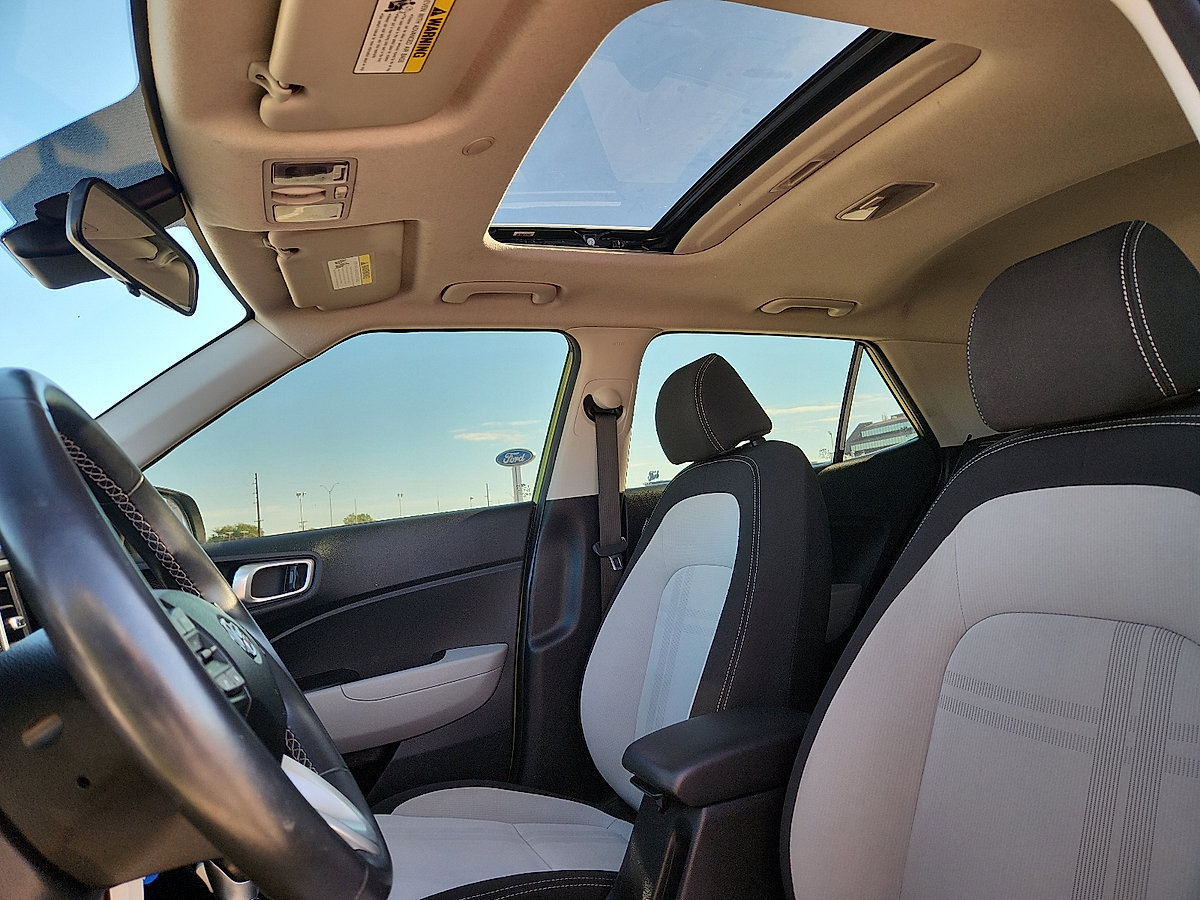 Used 2023 Hyundai Venue SEL FWD image 8
