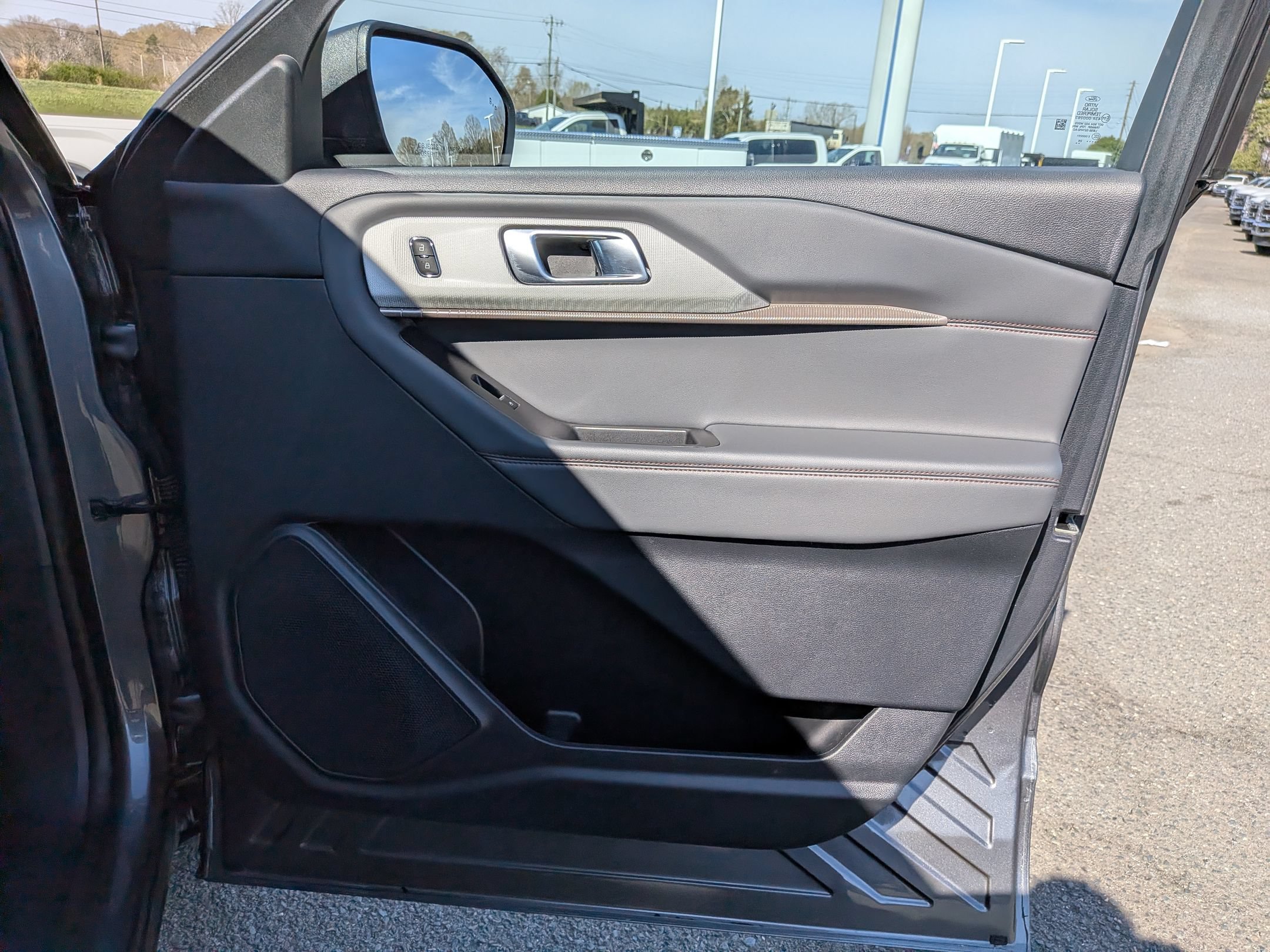 Certified 2025 Ford Explorer Active w/ Active Comfort Package AWD/4WD image 32