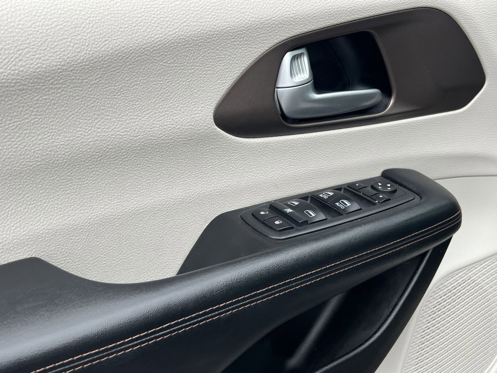 Used 2018 Chrysler Pacifica Touring-L FWD image 23