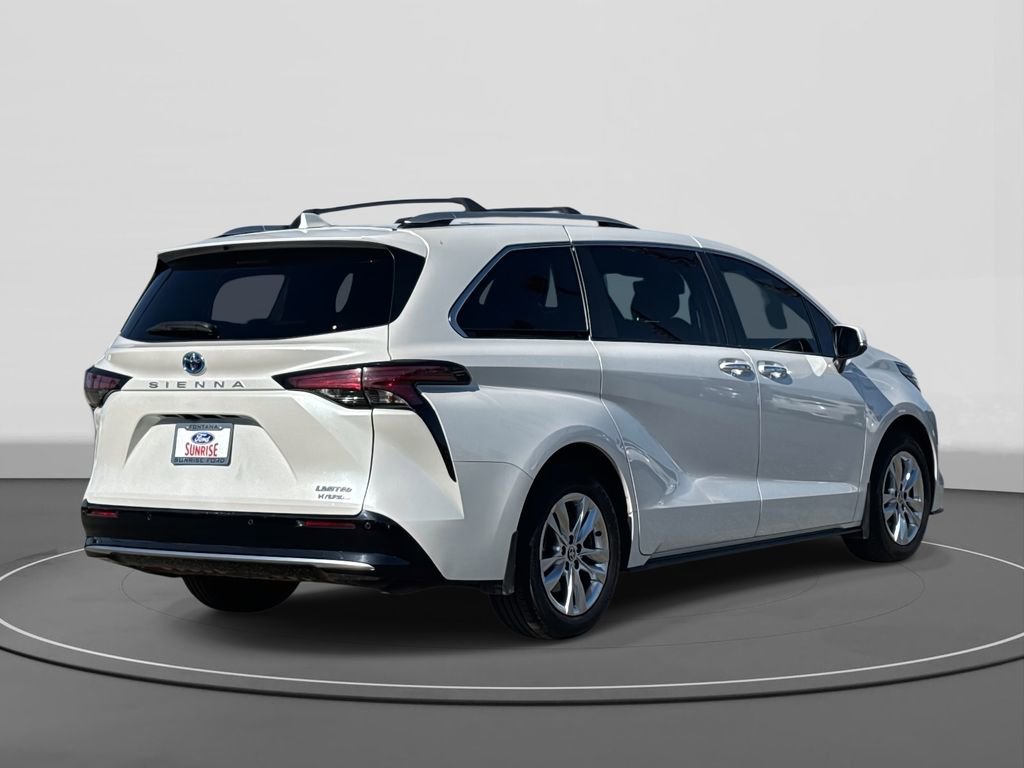 Used 2024 Toyota Sienna Limited image 5