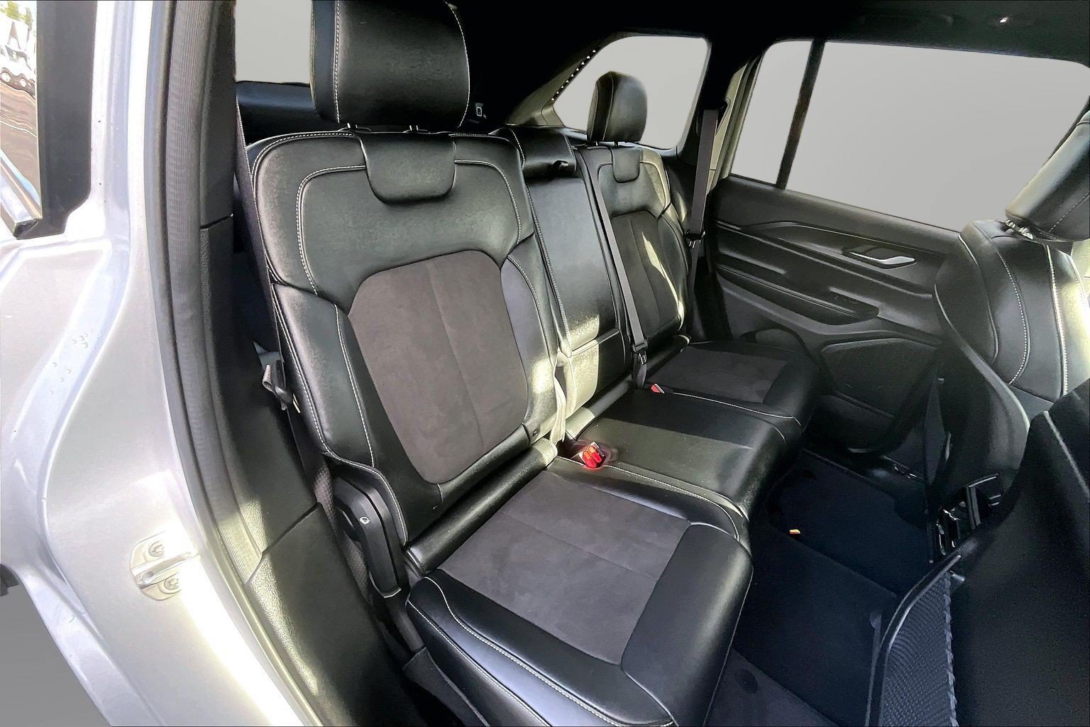 Used 2024 Jeep Grand Cherokee Altitude AWD/4WD image 17