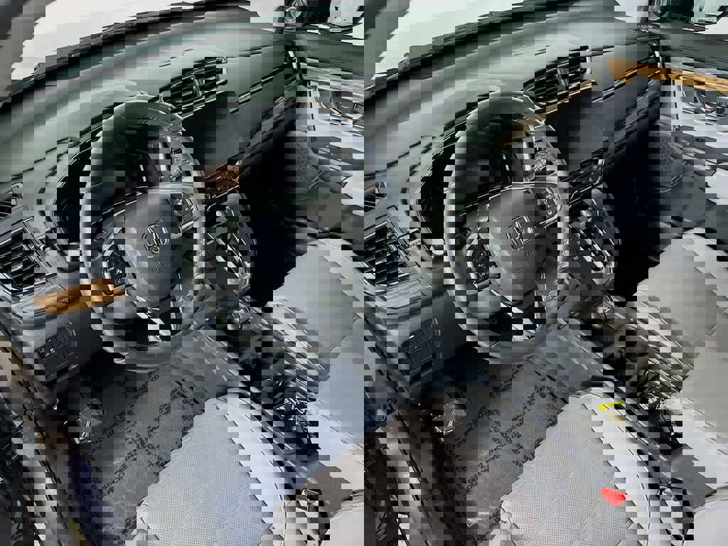 Used 2019 Honda CR-V Touring image 2