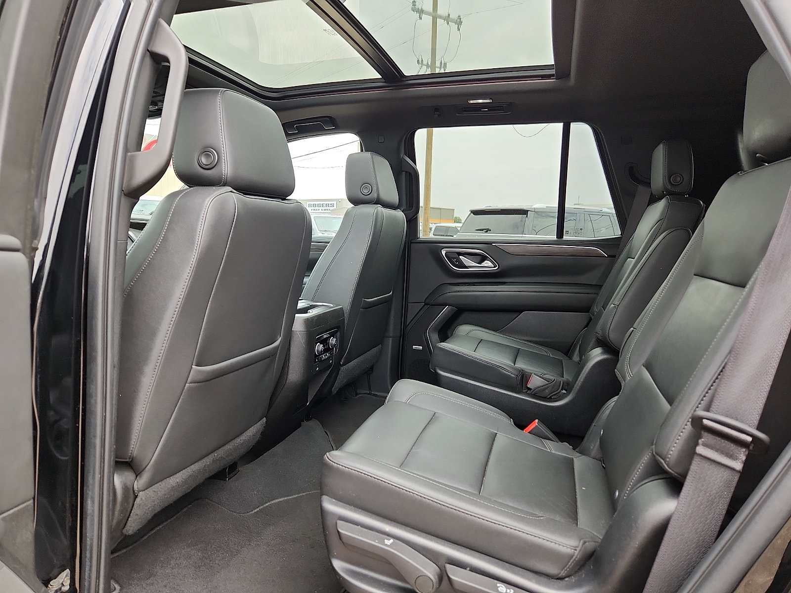 Used 2022 Chevrolet Tahoe Z71 w/ Luxury Package AWD/4WD image 9