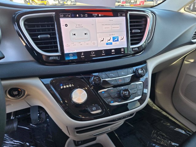 Used 2024 Chrysler Pacifica Touring-L FWD image 34