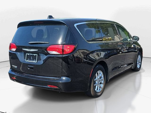 Used 2024 Chrysler Voyager LX FWD image 4