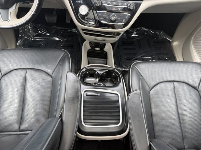 Used 2018 Chrysler Pacifica Limited w/ Tire & Wheel Group FWD image 6