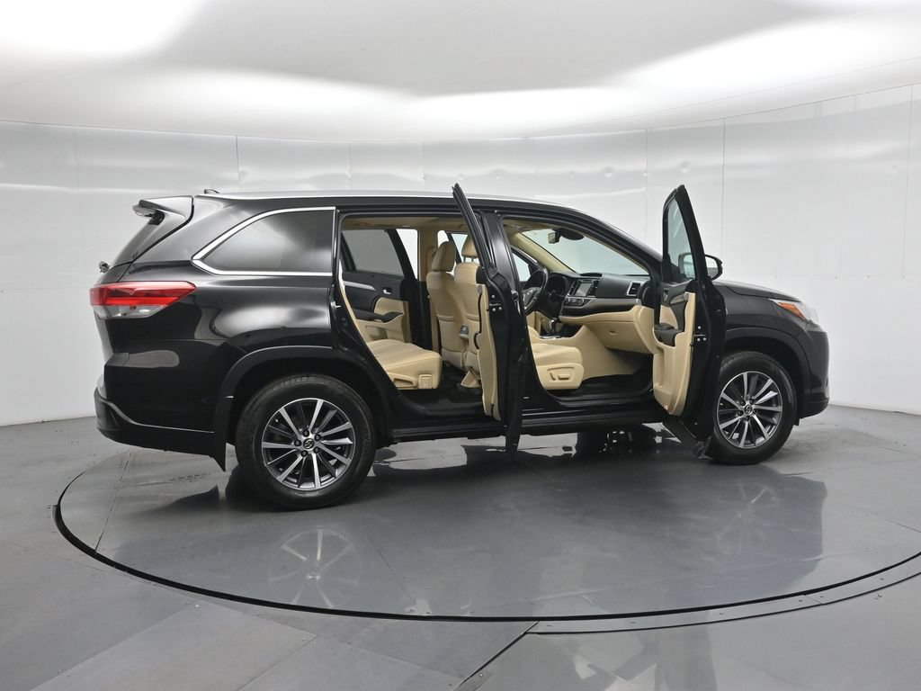 Used 2018 Toyota Highlander XLE AWD/4WD image 3
