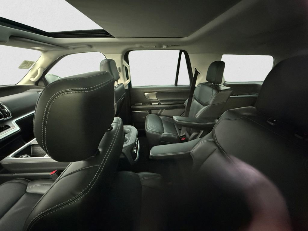 Certified 2025 Ford Expedition Platinum image 9