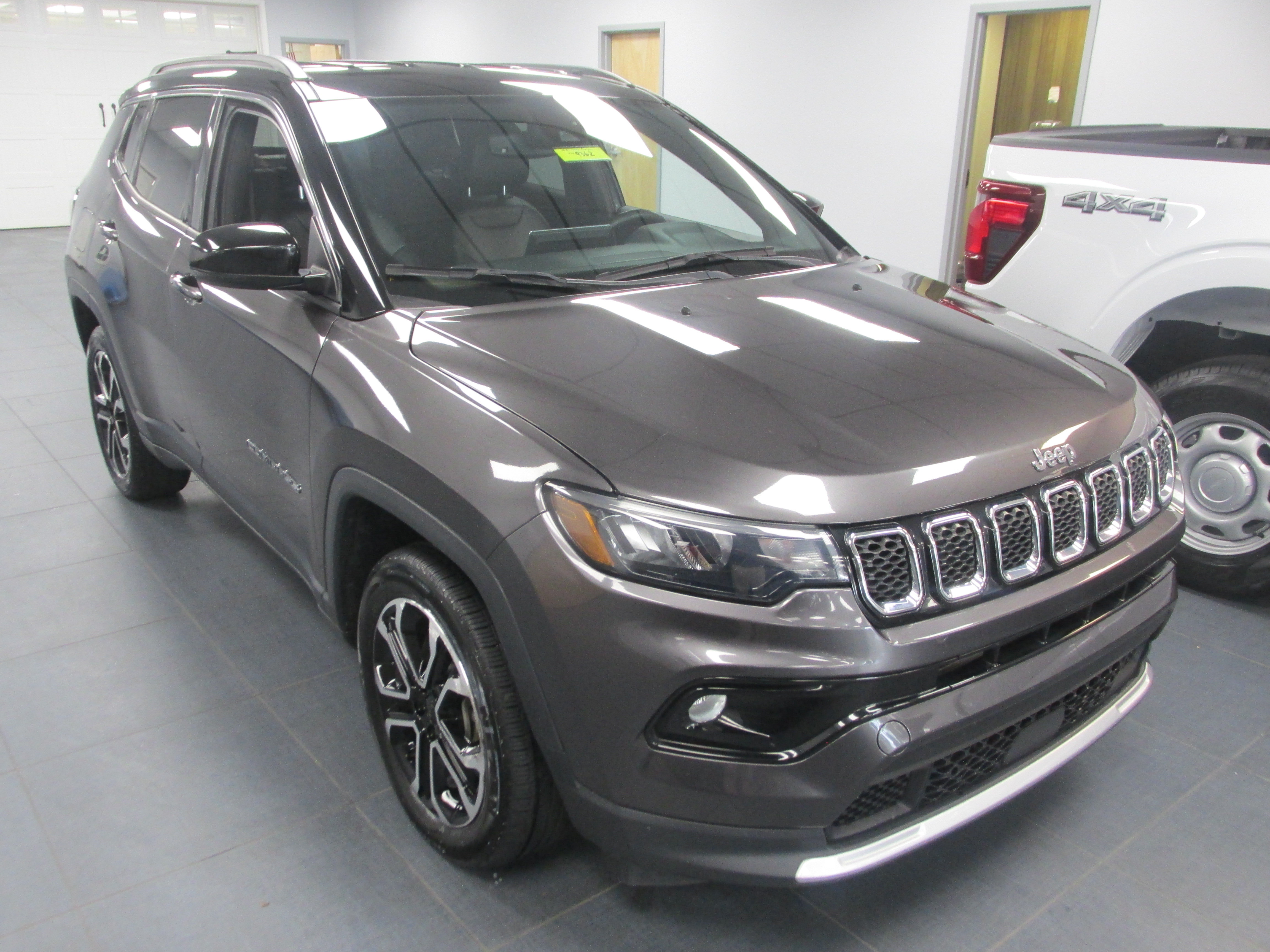 Used 2024 Jeep Compass Limited AWD/4WD image 3