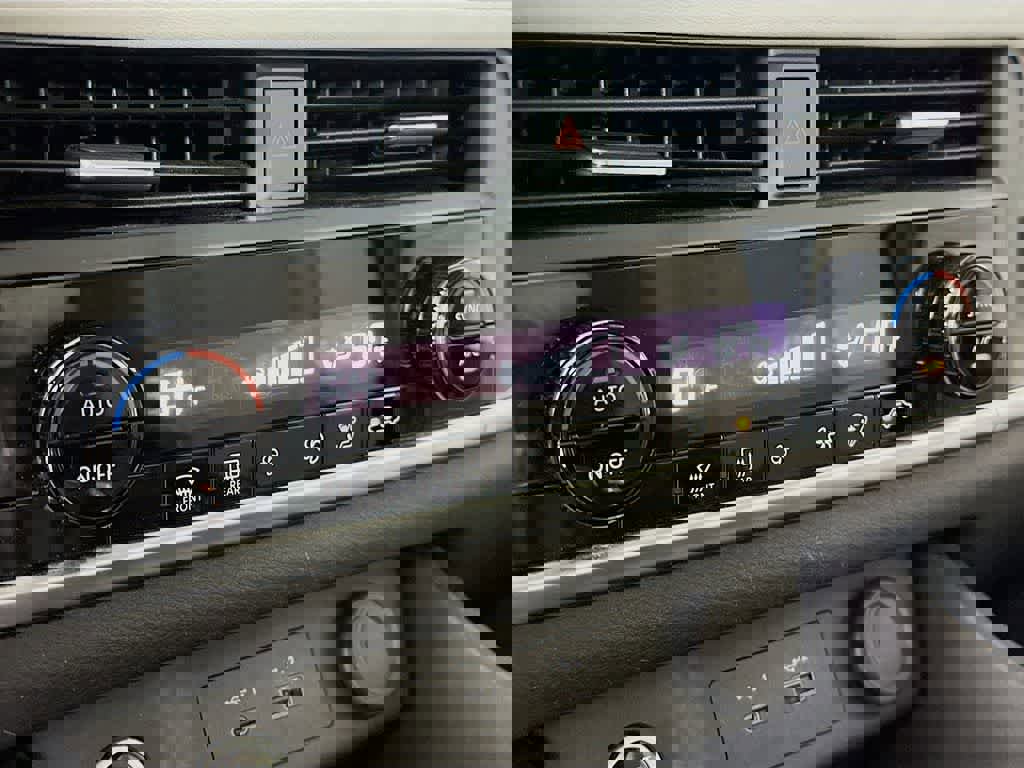 Used 2023 Nissan Rogue SV image 18