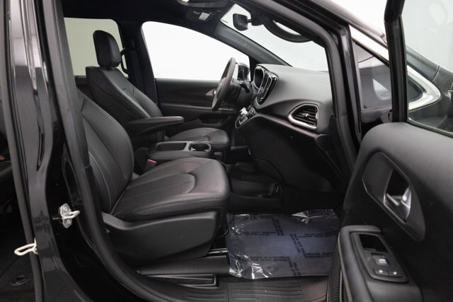 Used 2025 Chrysler Pacifica Select FWD image 29