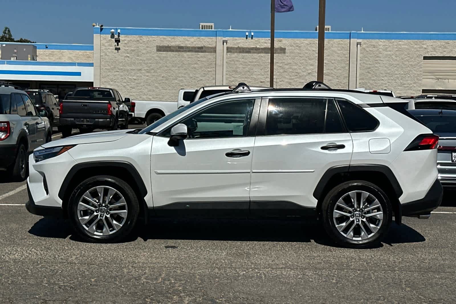 Used 2023 Toyota RAV4 XLE Premium FWD image 5
