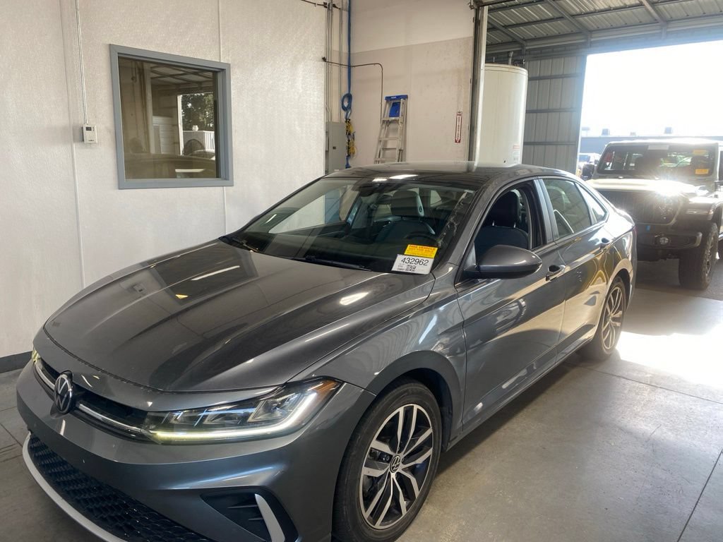 Used 2025 Volkswagen Jetta SE FWD image 2
