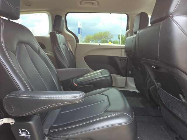 Used 2023 Chrysler Pacifica Touring-L FWD image 19
